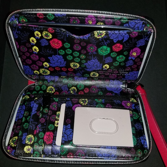 Marc by Marc Jacobs x Disney Zip Around Wristlet - Picture 12 of 13